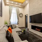 Deluxe Downtown Home 2 BEDRM, 2 BATHRM